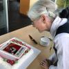 Karoline bestaunt das gelungene Werk